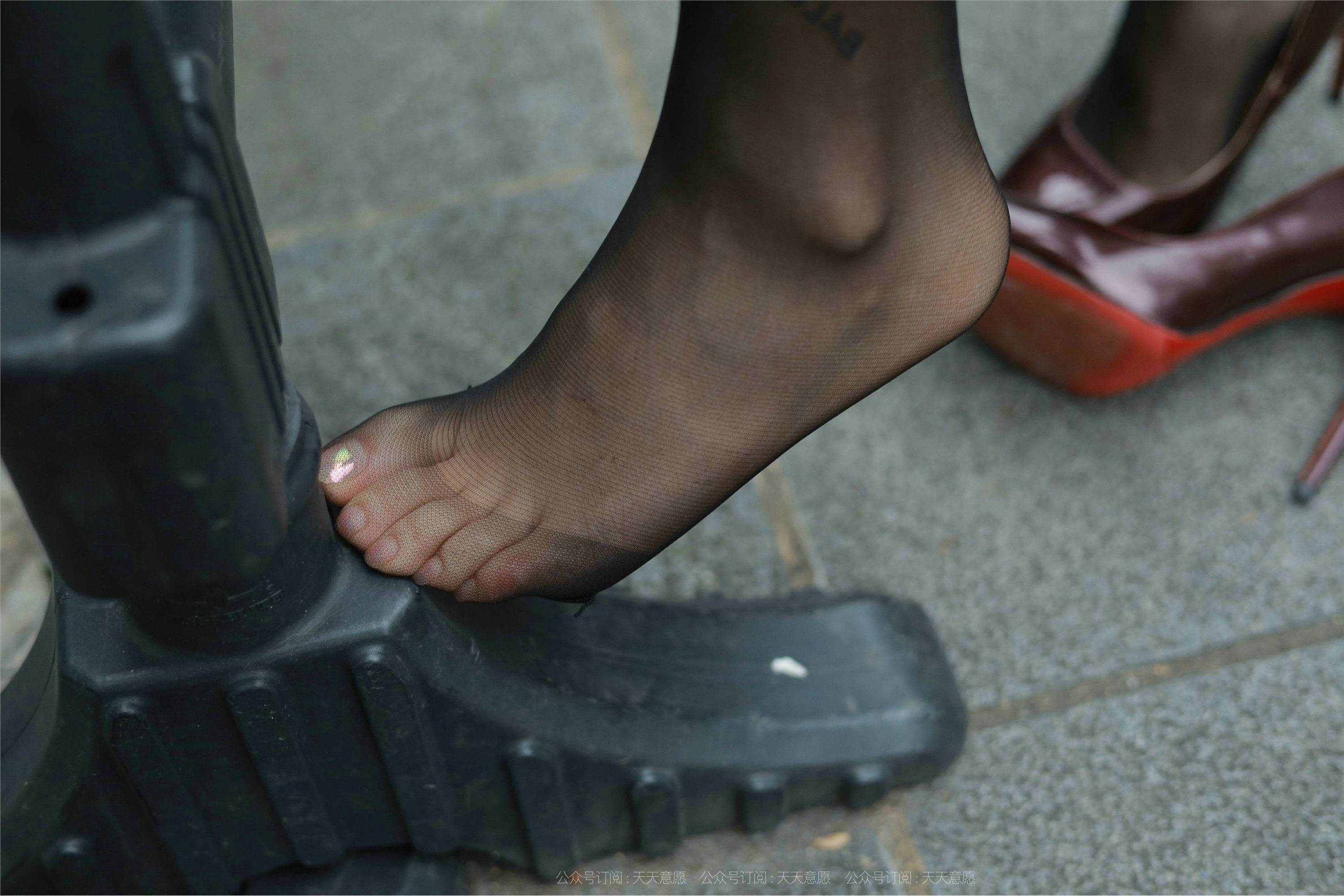 IESS异思趣向  2021.10.16 丝享家949：婉苹《OL姓感包臀裙》